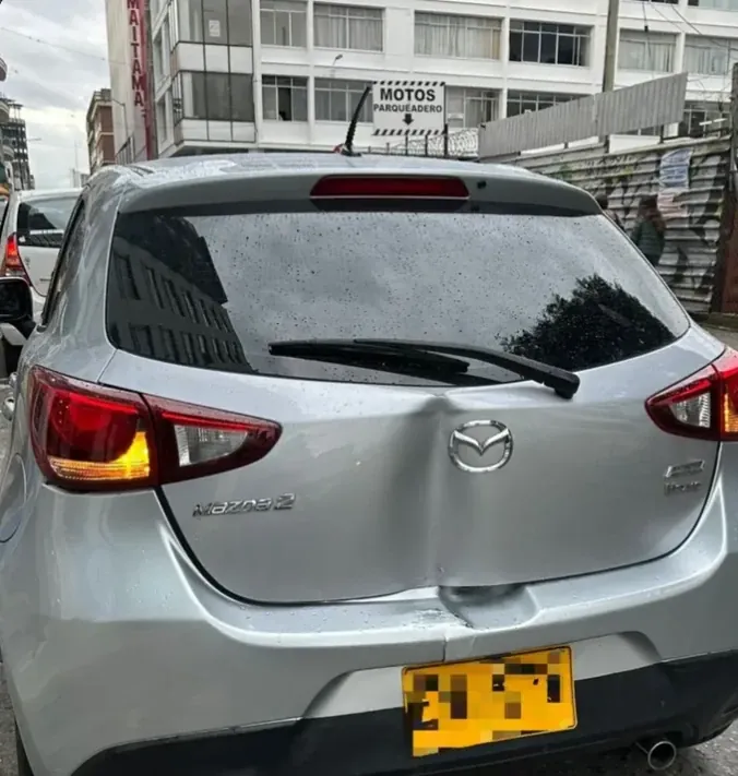 Antes: Mazda 2 gris con la compuerta trasera hundida