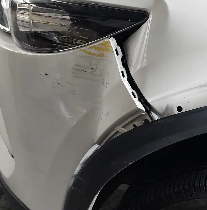 Antes: Mazda CX-5 blanca con el parachoques y el guardabarro golpeados
