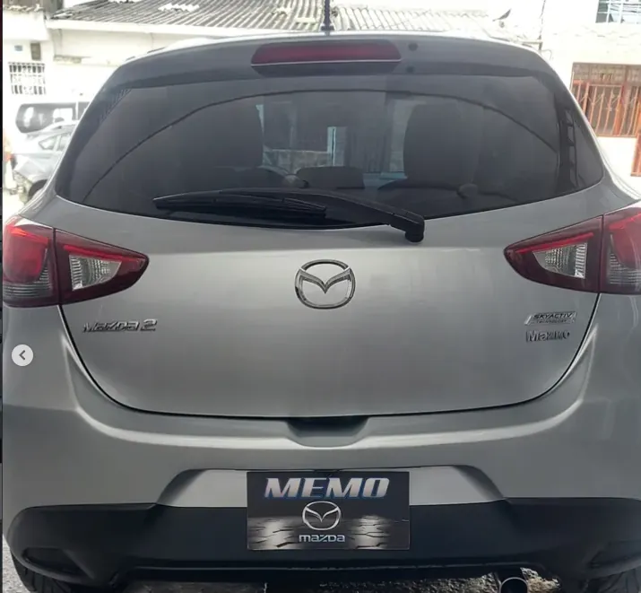 Mazda 2 gris con la compuerta trasera pulida y con brillo