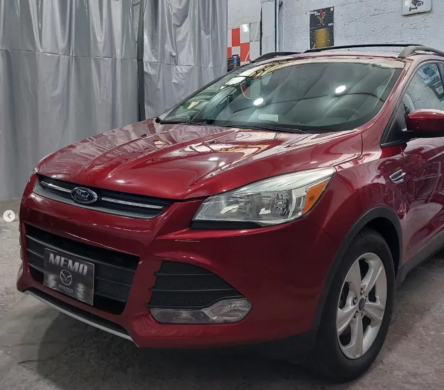 Después: Ford Escape rojo con el frente reparado y pintado