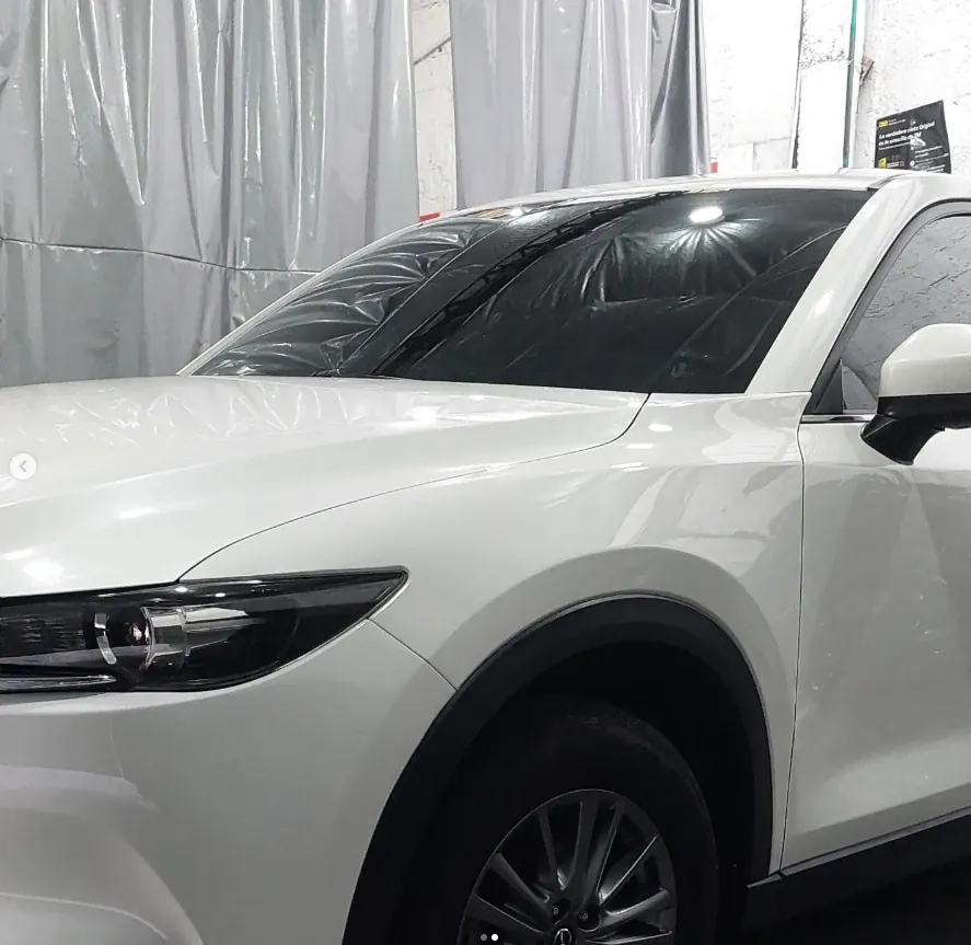 Después: Mazda CX-5 blanca con el frente reparado